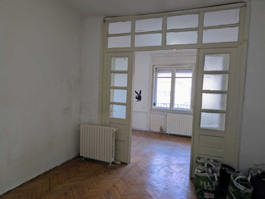 Vand apartament central cu 3 camere pe Str Independentei