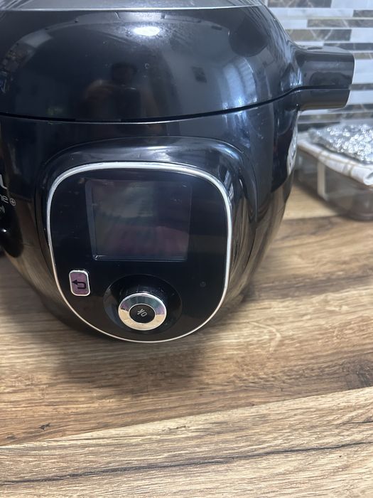 Multicooker Tefal cu accesoriu extra crisp