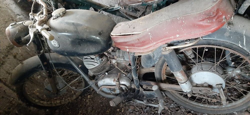 Vănd motociclete pentru recondiționat