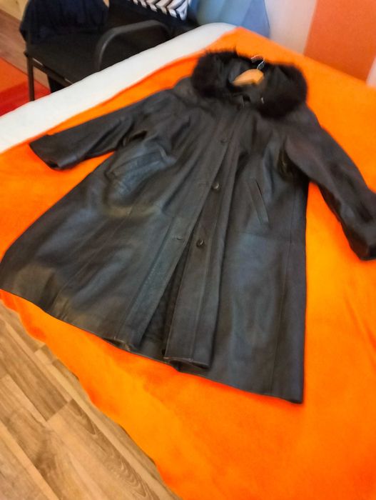 Vând haina de piele lunga