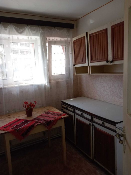 Apartament 2 camere, bucătărie, baie, hol acces, balcon, boxă subsol.