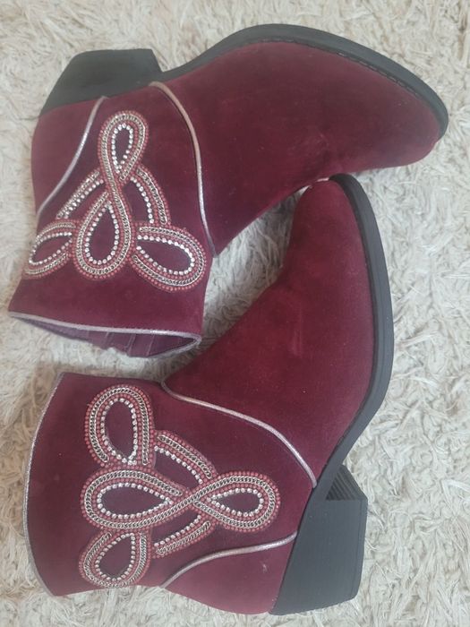 Botine purtate de două ori.