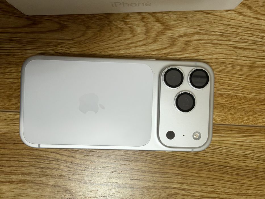 Продам Iphone 17pro