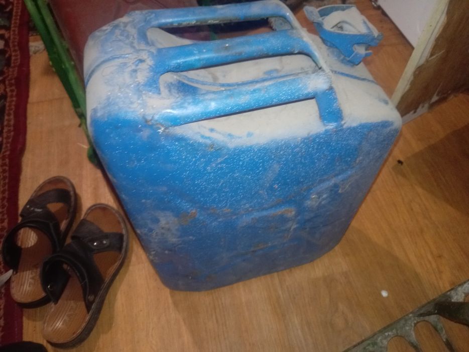 Продам канистры 20