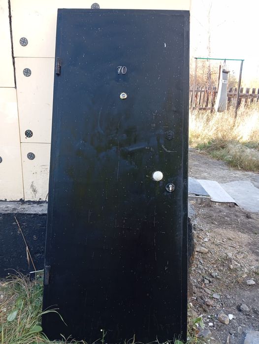 Железный дверь в   хорошем сост. Рабочи пос.