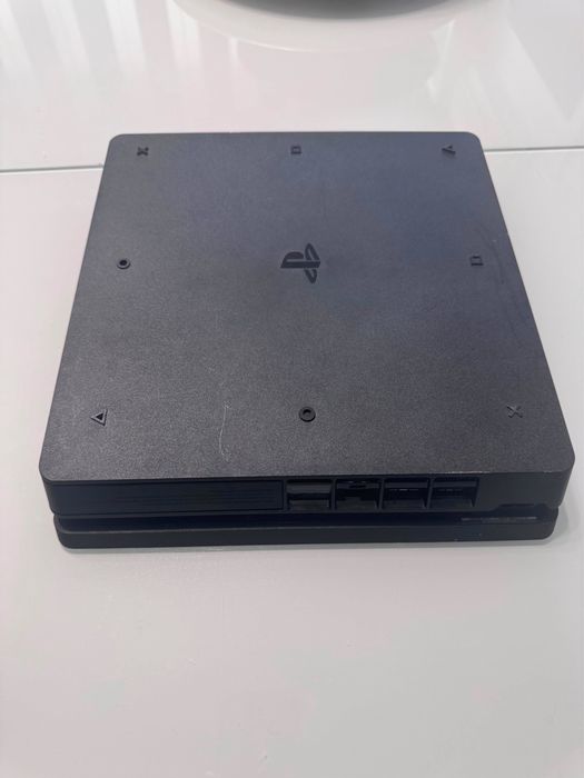 Playstation 4 с 8 игри и джойстик