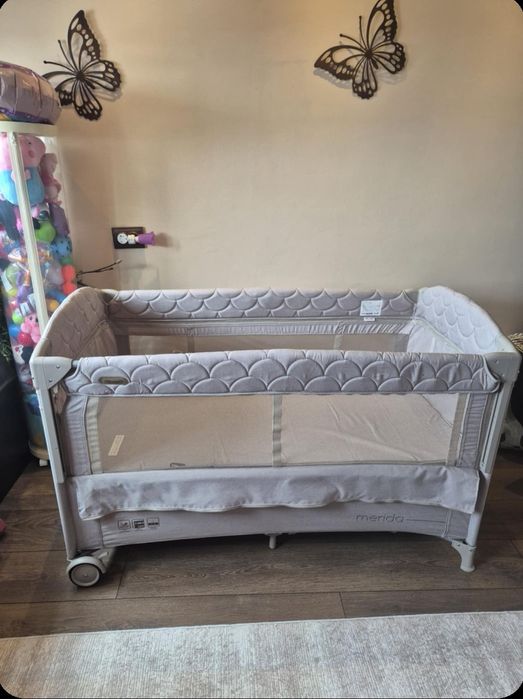 Продавам сгъваемо детско легло на две нива Chipolino  плюс матрак.