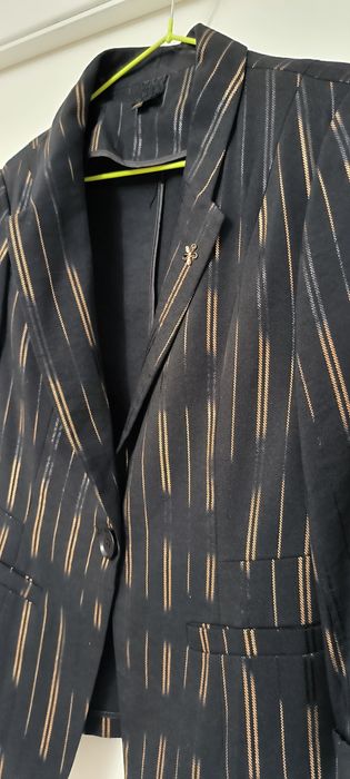 Женский пиджак  с вертикальным золотисто чёрным узором