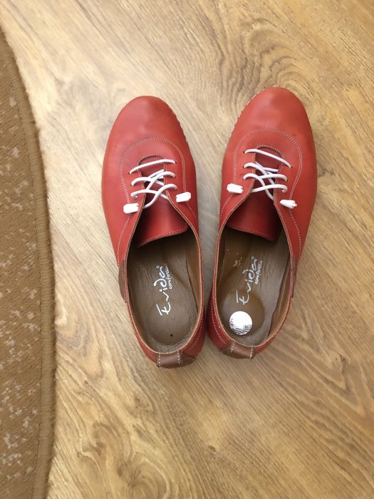 Два броя дамски обувки само за 20лв