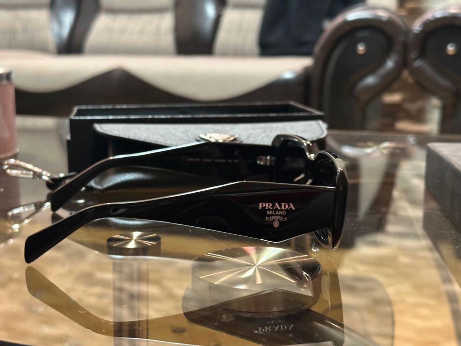 Ochelarii de soare Prada
