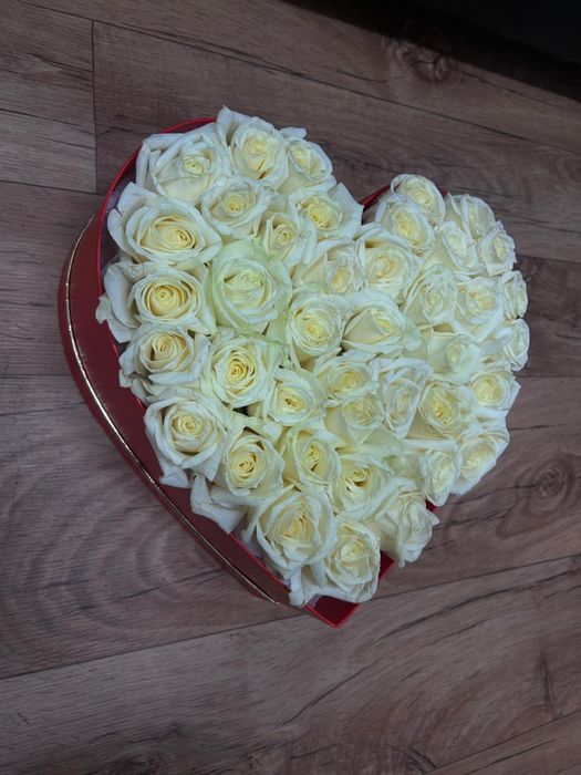 Белые розы в форме сердца