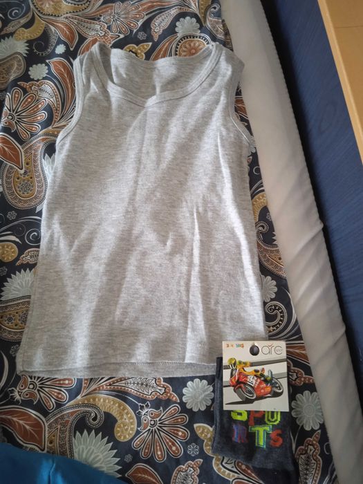 Лот детски дрехи,чорапи в подарък.