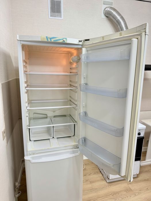 Продам Холодильник indesit