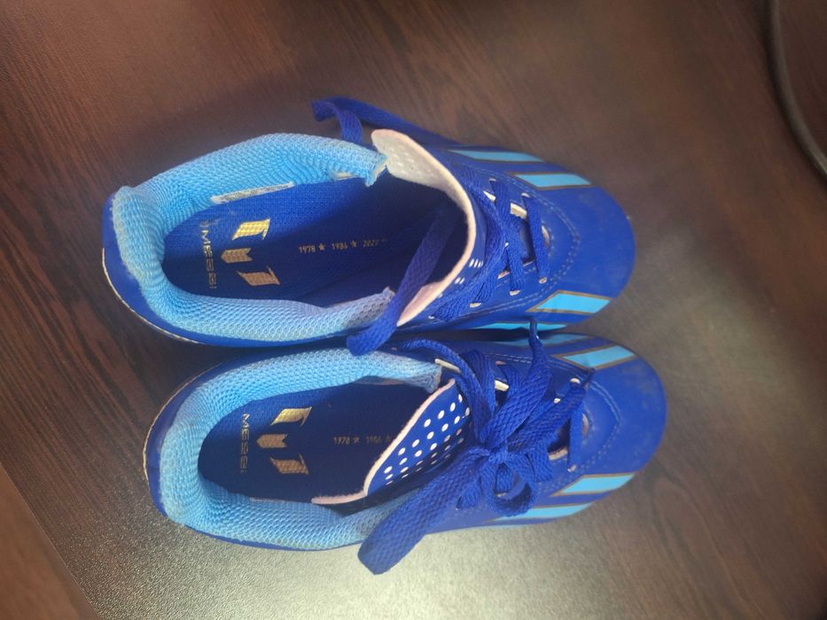 Продавам детски бутонки адидас