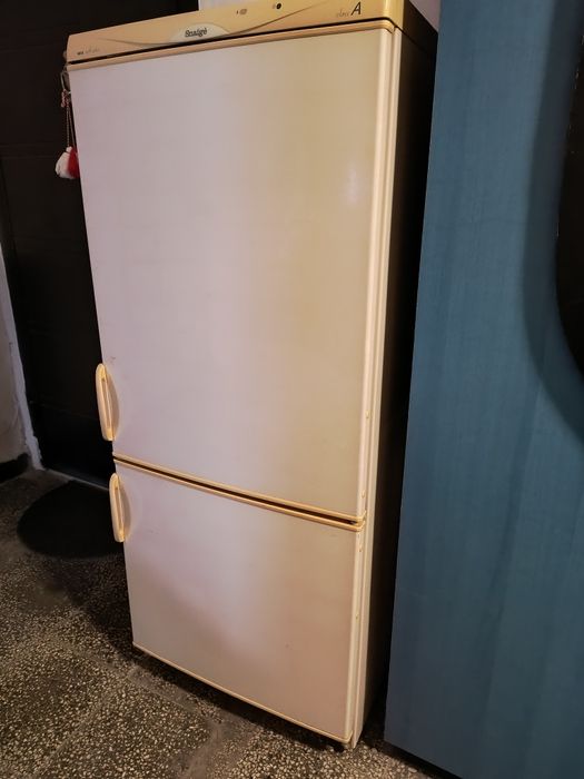 Хладилник с фризер Снаиге