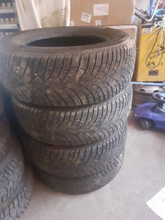 Продам шины шипованные 265/60R18