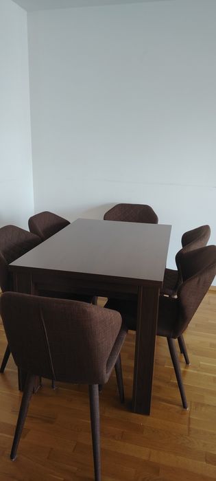 Vând masa extensibila cu scaune pt living sau bucatarie Mobexpert