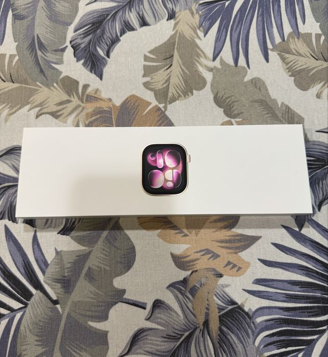 ЧИСТО НОВ Apple Watch Series 11 (42mm, Rose Gold) – Неактивиран, от iSTYLE.