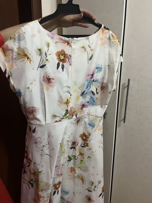 Платья нарядные.