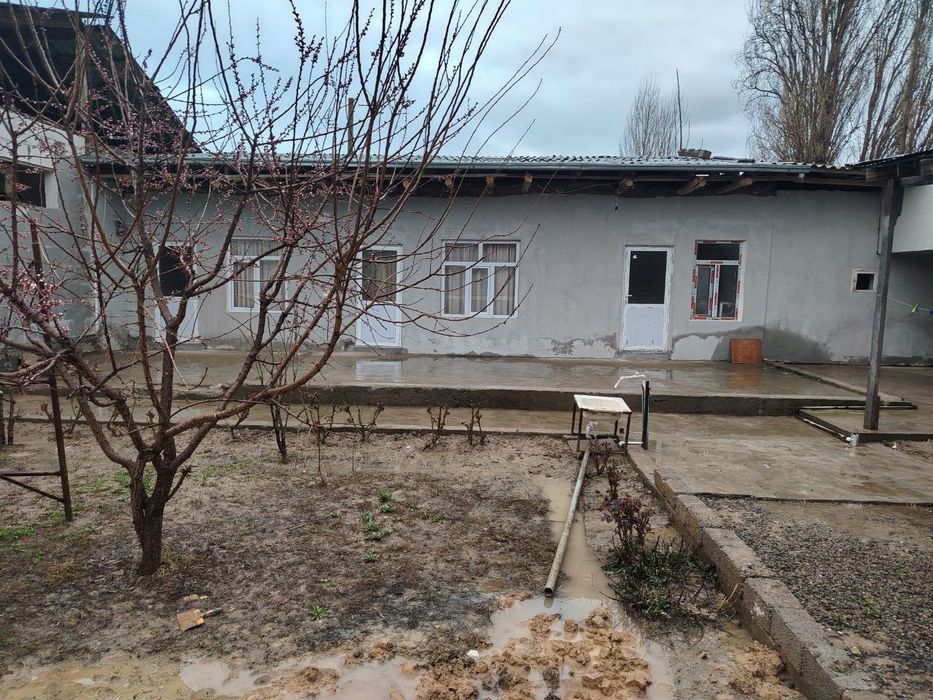 Срочно сдается участок в Чирчике юмалак в доль дороги двух комнатный