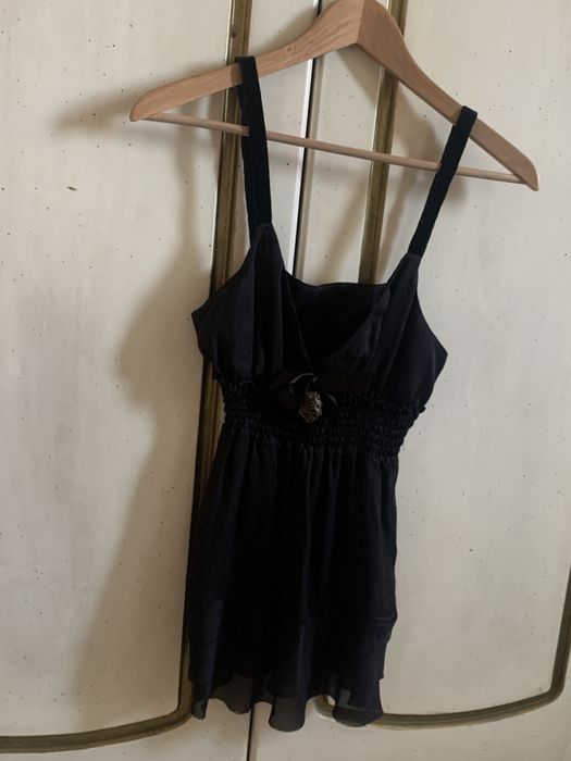 Елегантен дамски черен топ с кадифе и тюл