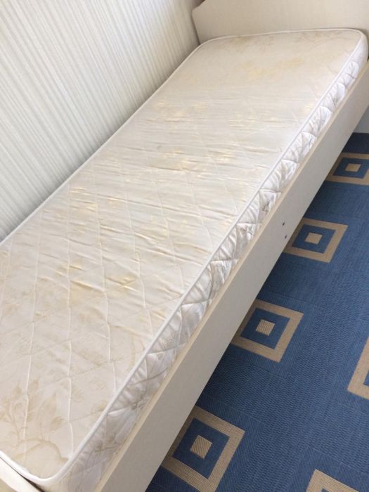 мебель: 2 кровати, шкаф и рабочий стол