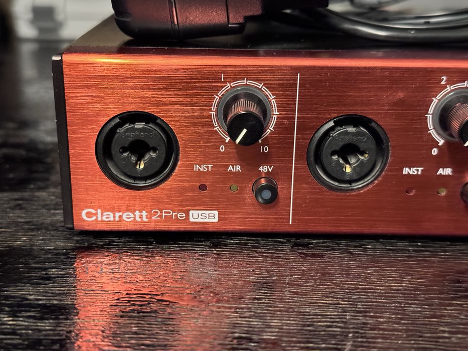 Focusrite Clarett+ 2Pre USB аудио интерфейс с Микрофон, кабел и стойка