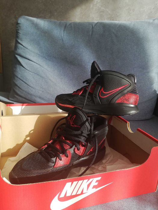 Чисто нови маратонки NIKE унисекс 38,5