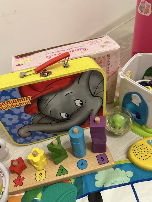 Продавам контейнер с детски играчки