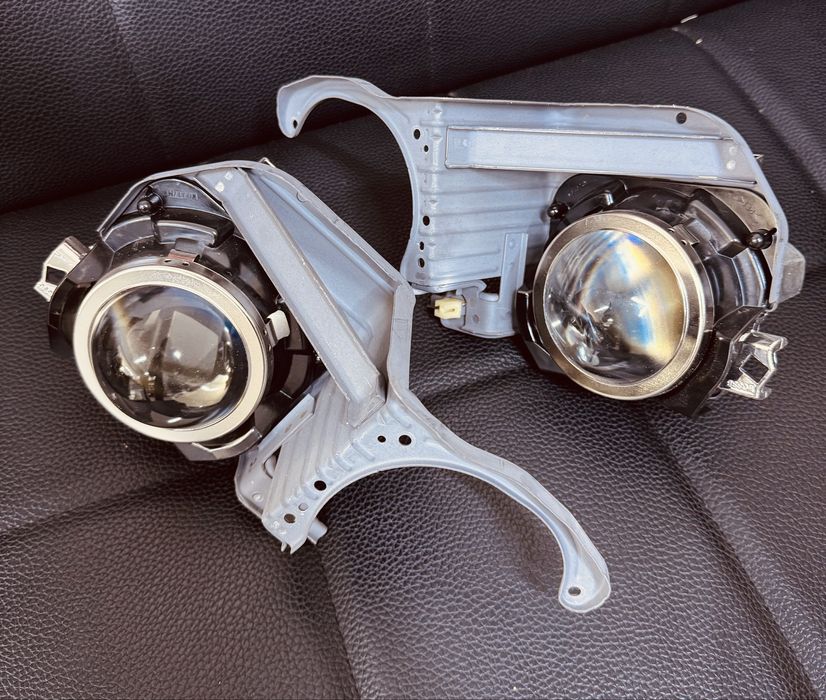 Продаю оригинальные линзы на фару автомобиля Toyota Rav4 2015