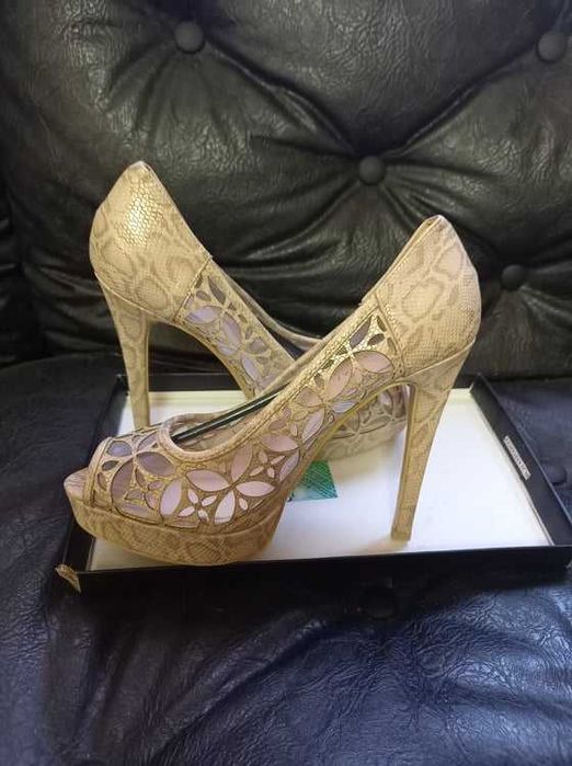 предлагам нови обувки - златиста мрежа № 40