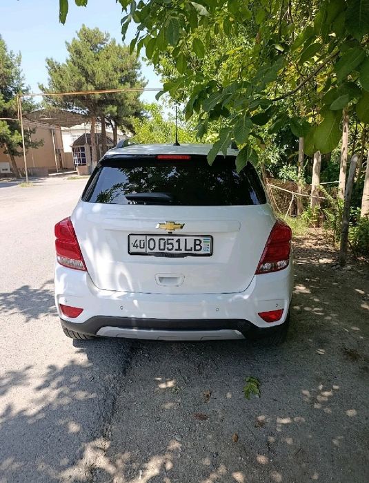 Trecker 1 premer avtomat kraska tozza orqa bagajda 1 qarich petno bor