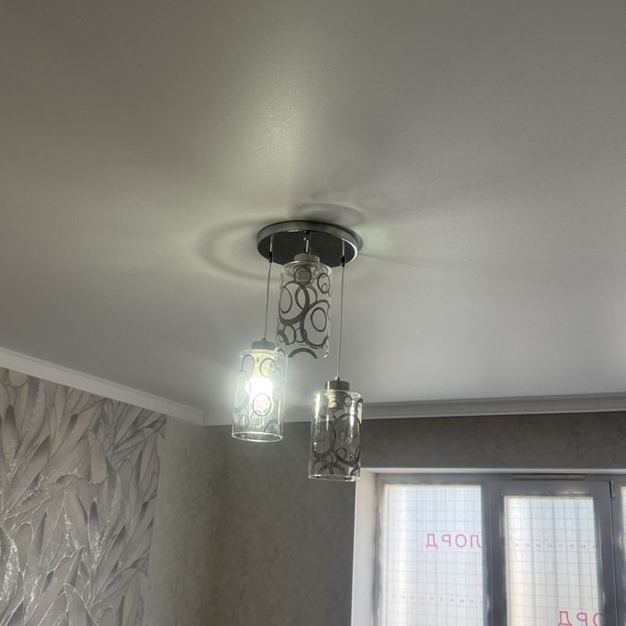 Почти новая люстра