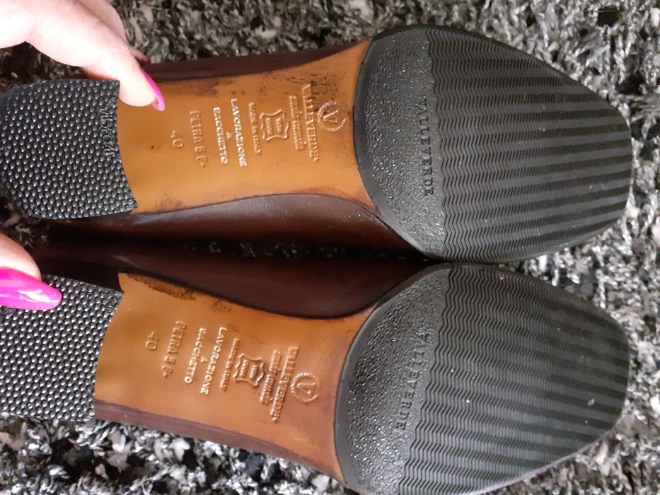 Елегантни дамски обувки и маратонки.
 Различни модели и размери.