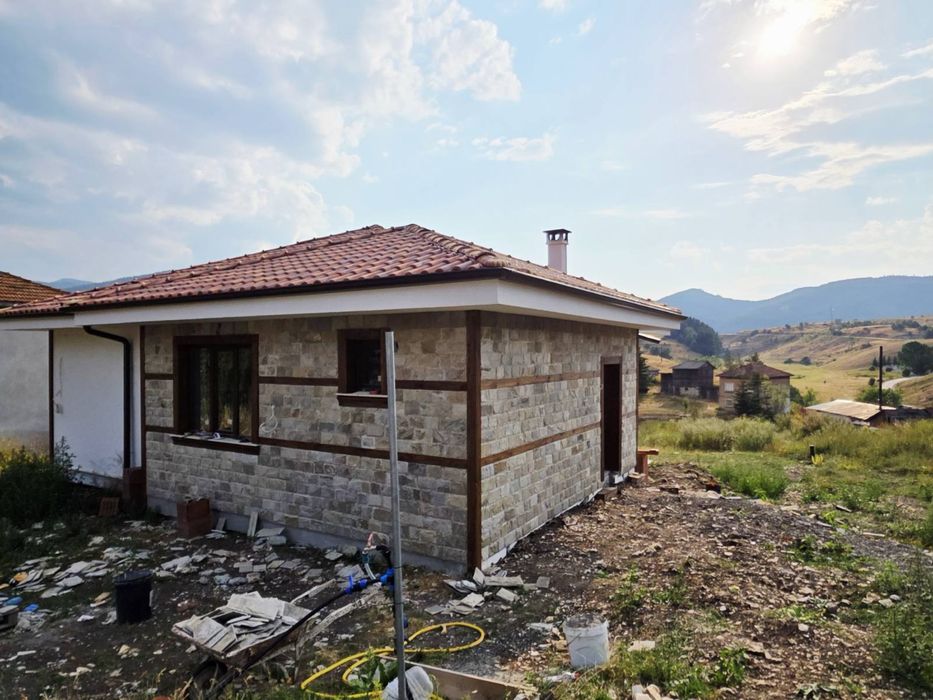 Продавам къща в село Равногор