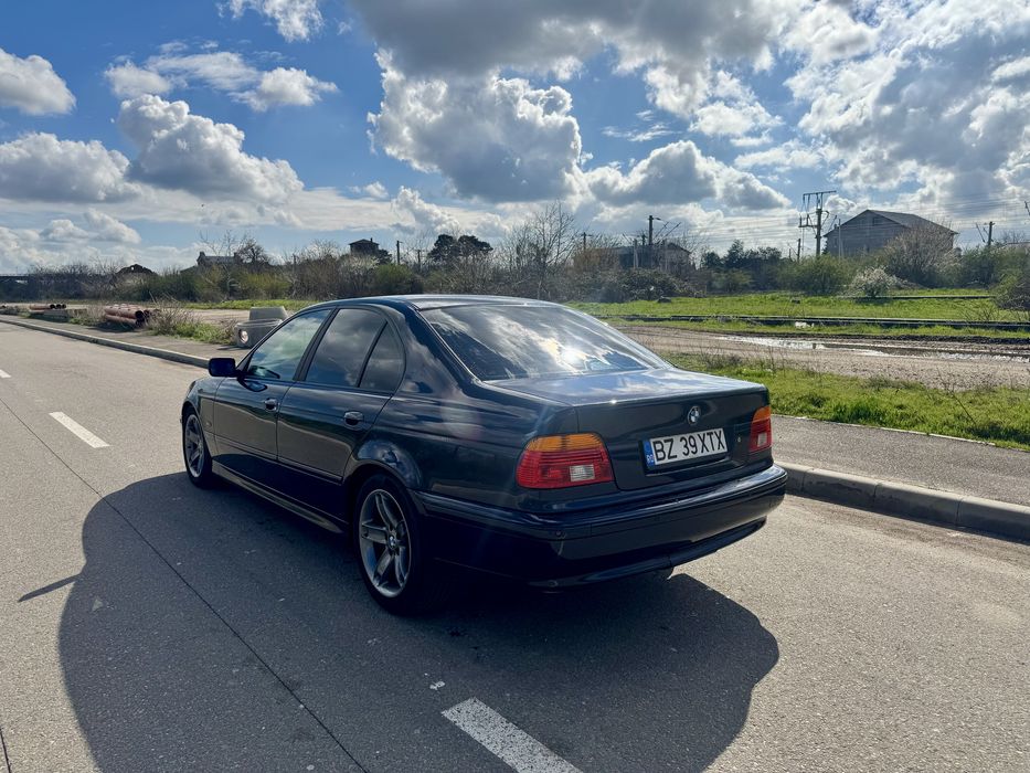 BMW   E39   520i.