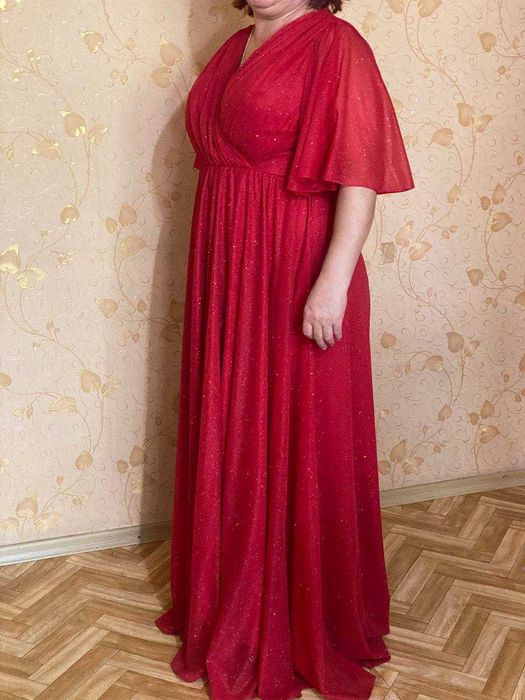 Шикарное вечернее платье на праздник.