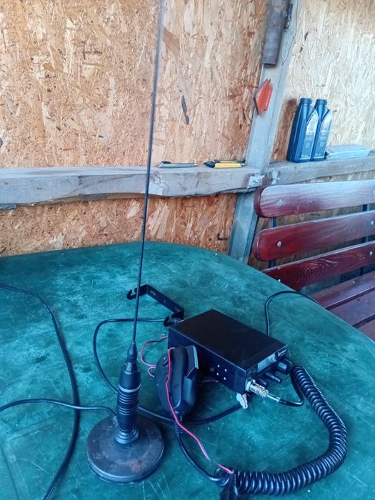 Statie auto emisie-receptie, cu antena