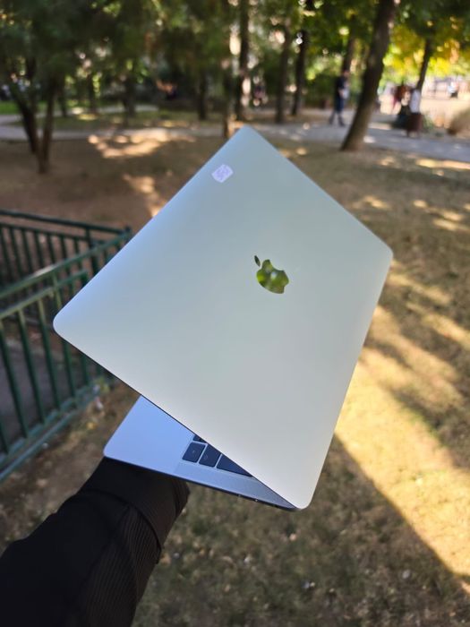 MacBook Pro 13" (2017) • Intel Core i5 3.1 GHz • 8GB RAM • Ecran Retina / Touch Bar