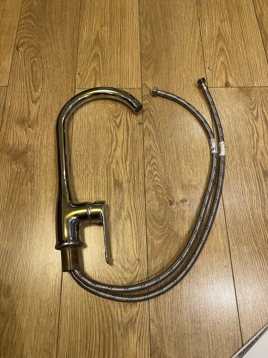 Стоящ смесител за умивалник в комплект с две дълги меки връзки