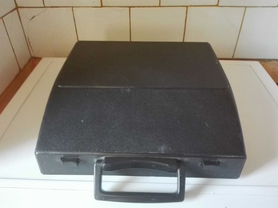 Киномашина Bauer T 10 R и стара японска пишеща машина. .