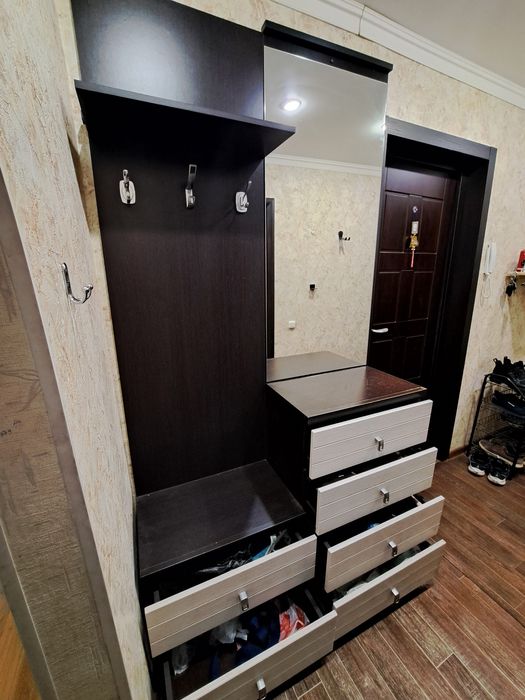 Продам прихожую срочно