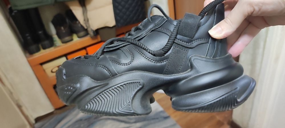 Продам белые и чёрные кроссовки на платформе.