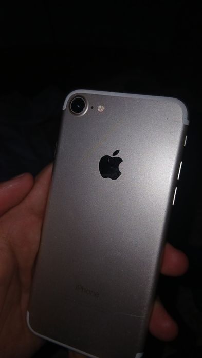 Айфон 7 отдам срочно