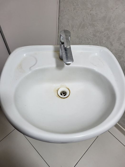 Раковина со смесителем в сборе.