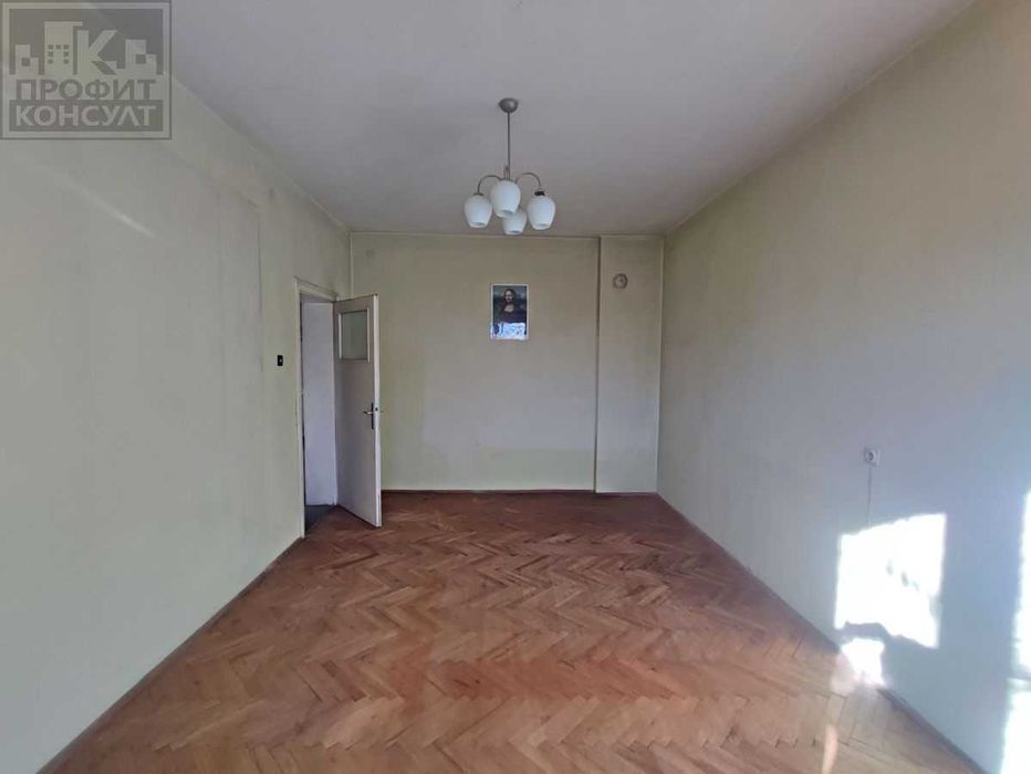 Тристаен апартамент с гараж в идеален център