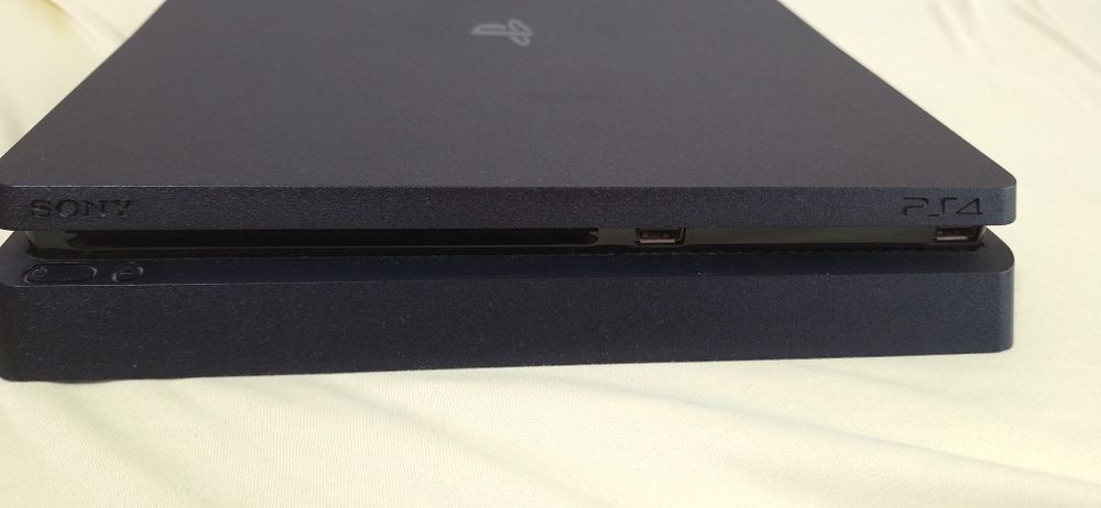 Vând ps4+2 controlere+stație de încărcare pt controlere+10 jocuri
