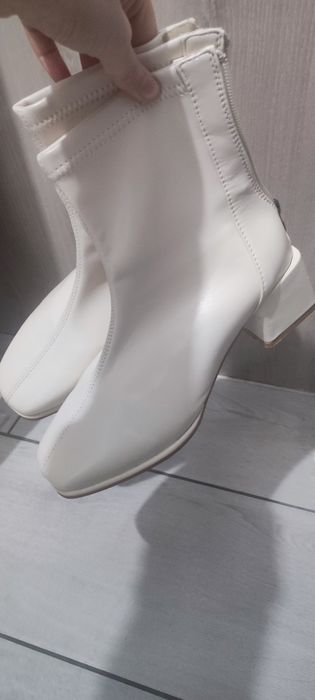 Бели стилни ботита
