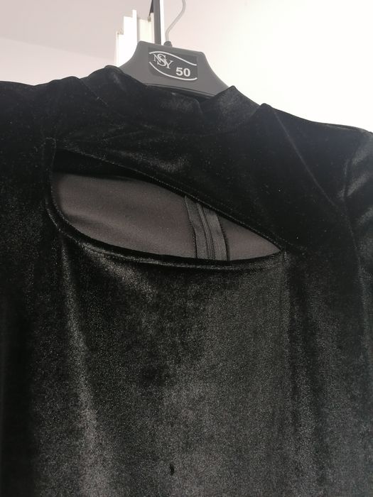 rochie din catifea cu decupaj