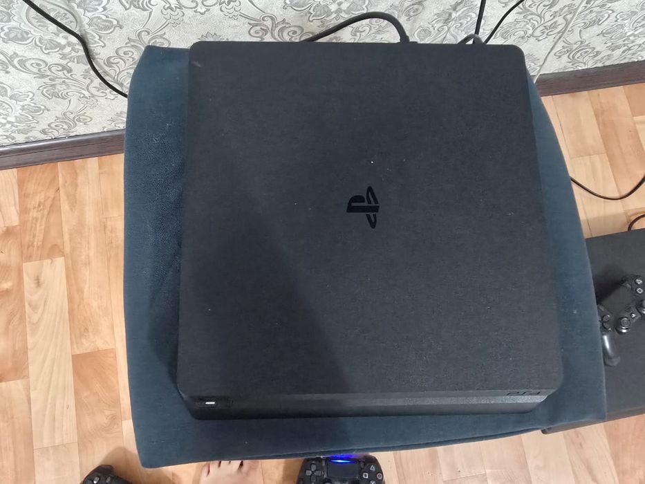 Продам playstation 4 slim 500 gb